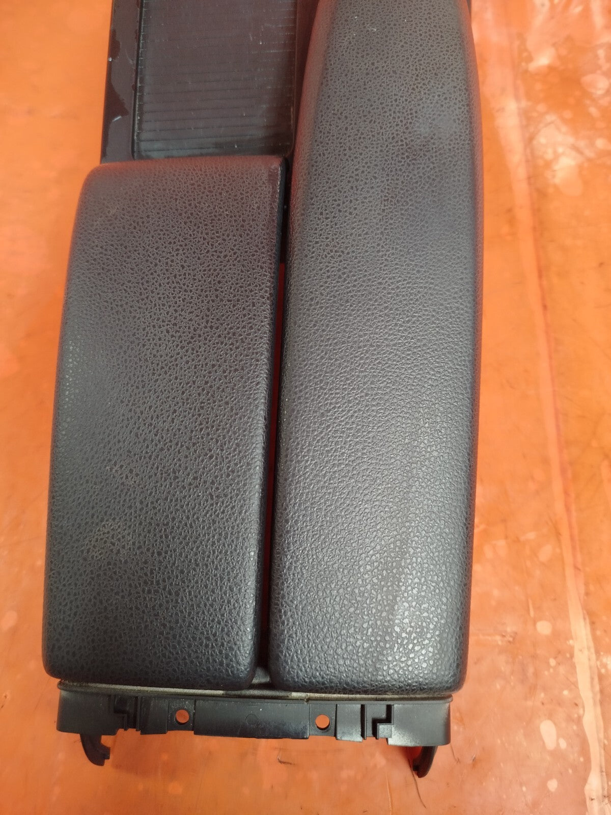 ✅MERCEDES C250 W204 2.1 DIESEL 2011 CENTRE CONSOLE LEATHER ARMREST A2046801339
