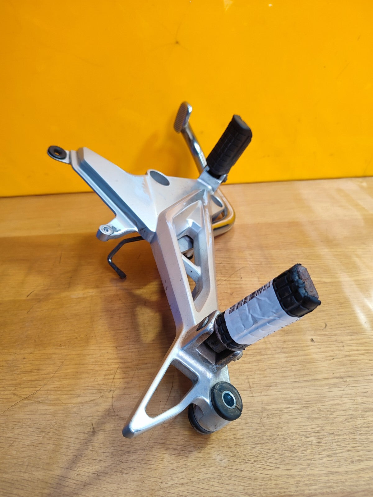 ✅HONDA GLR125 1W PETROL 2019 RIGHT FOOT REST WITH BRACKET & BRAKE PEDAL Warranty