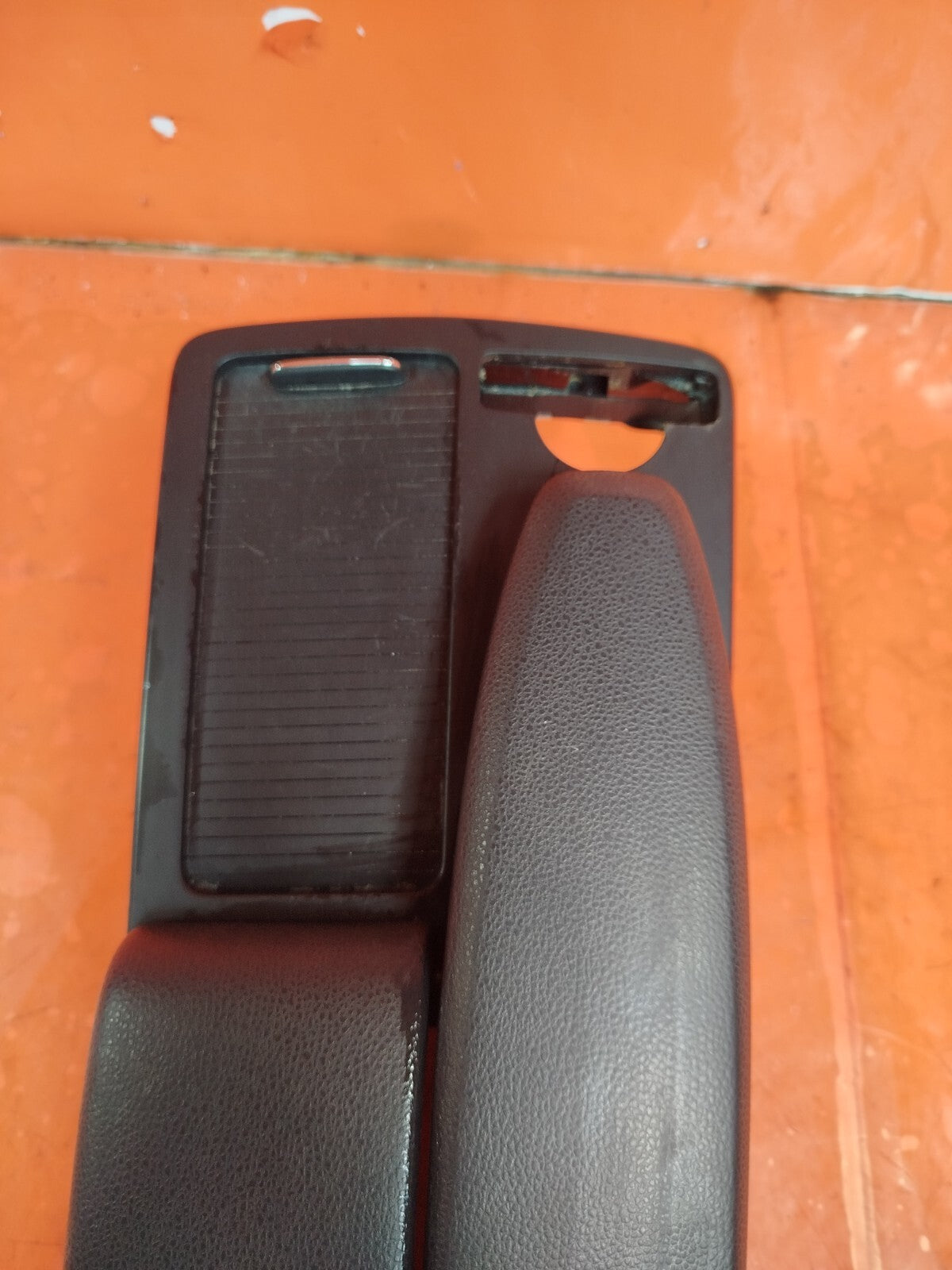 ✅MERCEDES C250 W204 2.1 DIESEL 2011 CENTRE CONSOLE LEATHER ARMREST A2046801339
