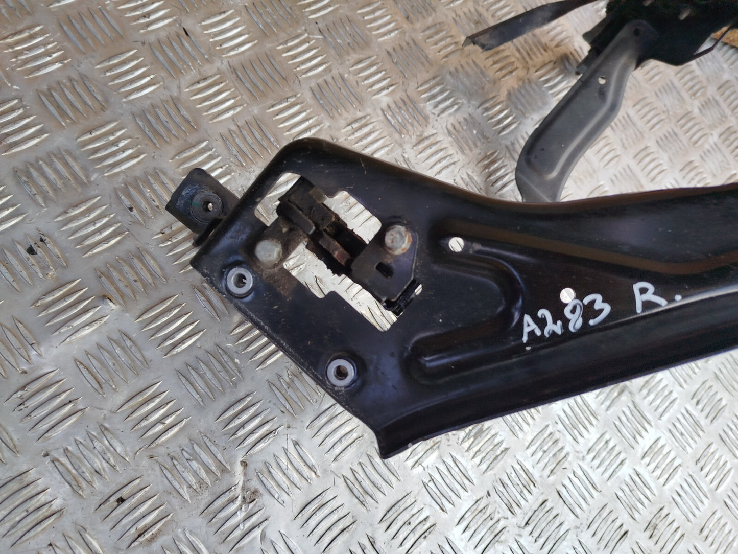 ✅MERCEDES C250 W204 2.1 DIESEL 2011 FRONT RIGHT HEADLIGHT BRACKET A2046201091