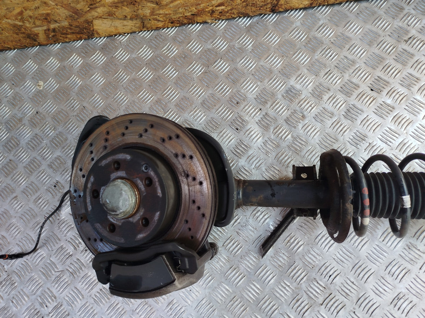 ✅MERCEDES C250 W204 2.1 DIESEL 2011 FRONT LEFT SUSPENSION LEG HUB A2043202866