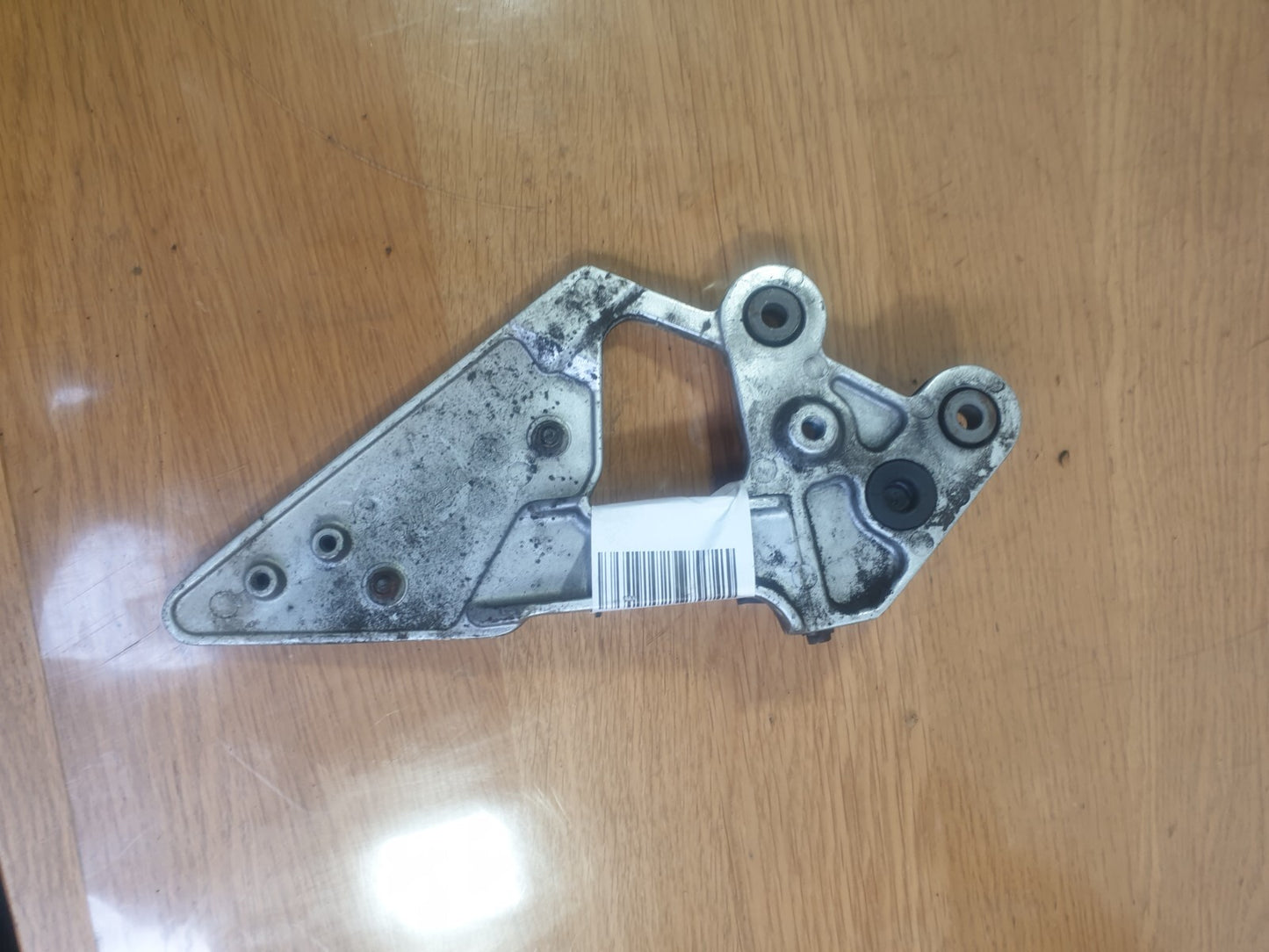 ✅2007 YAMAHA FZ6 FAZER S2 PETROL FRONT LEFT SIDE FOOTREST HANGER + WARRANTY A185