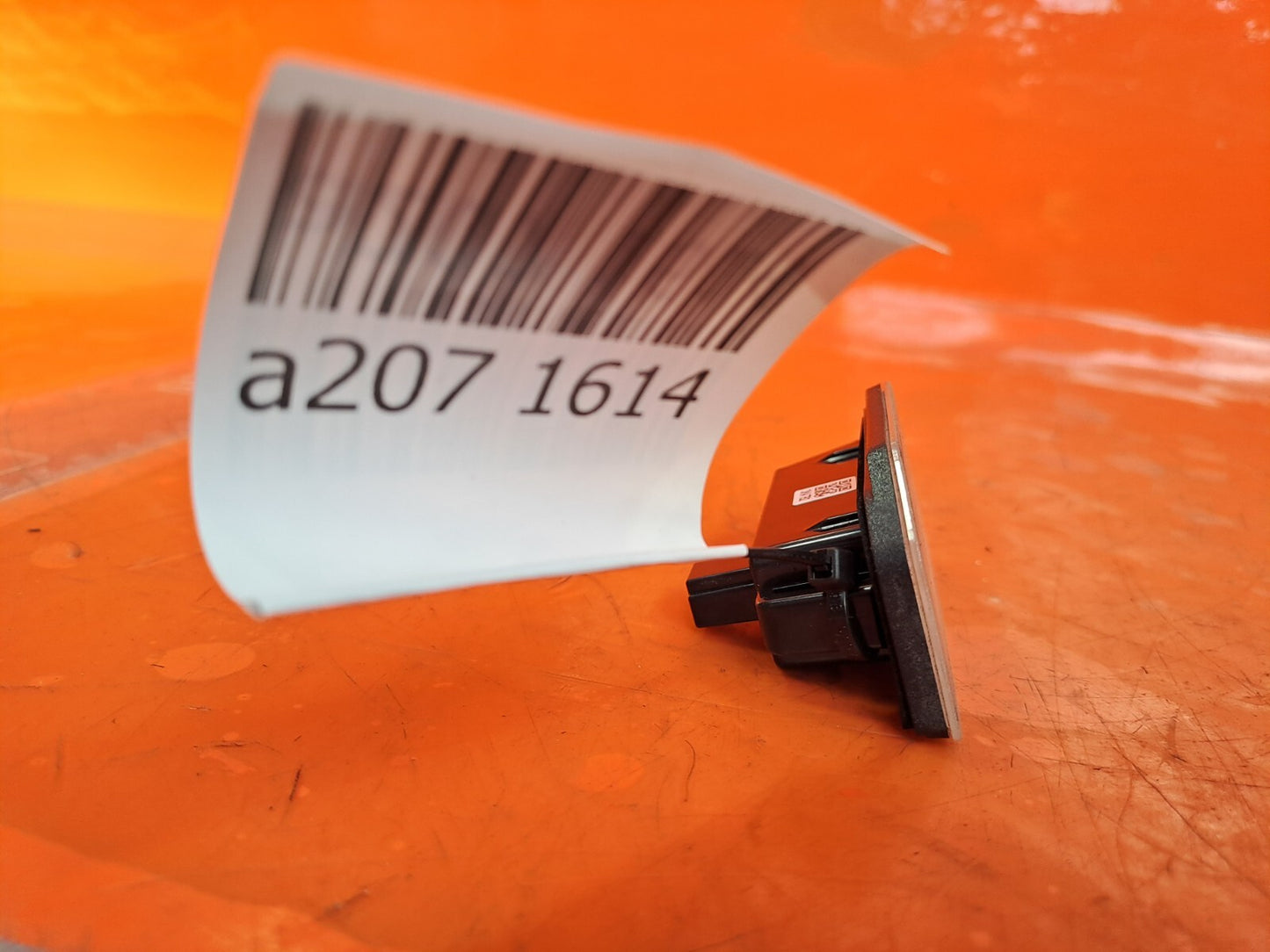TESLA MODEL 3 LONG 2024 LICENCE PLATE LIGHT PAIR 1713282-00-A Warranty A207