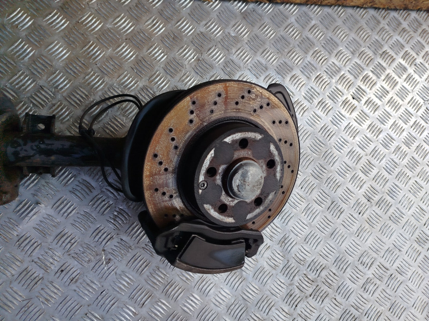 ✅MERCEDES C250 W204 2.1 DIESEL 2011 FRONT RIGHT SUSPENSION LEG HUB A2043202866