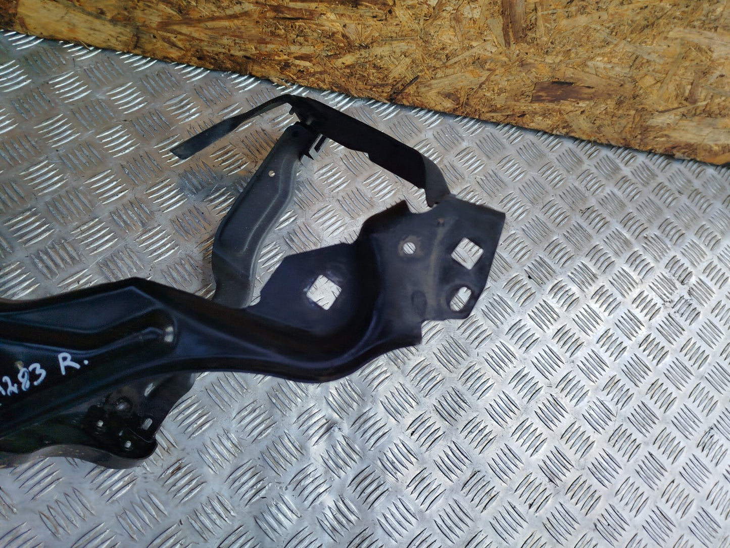 ✅MERCEDES C250 W204 2.1 DIESEL 2011 FRONT RIGHT HEADLIGHT BRACKET A2046201091