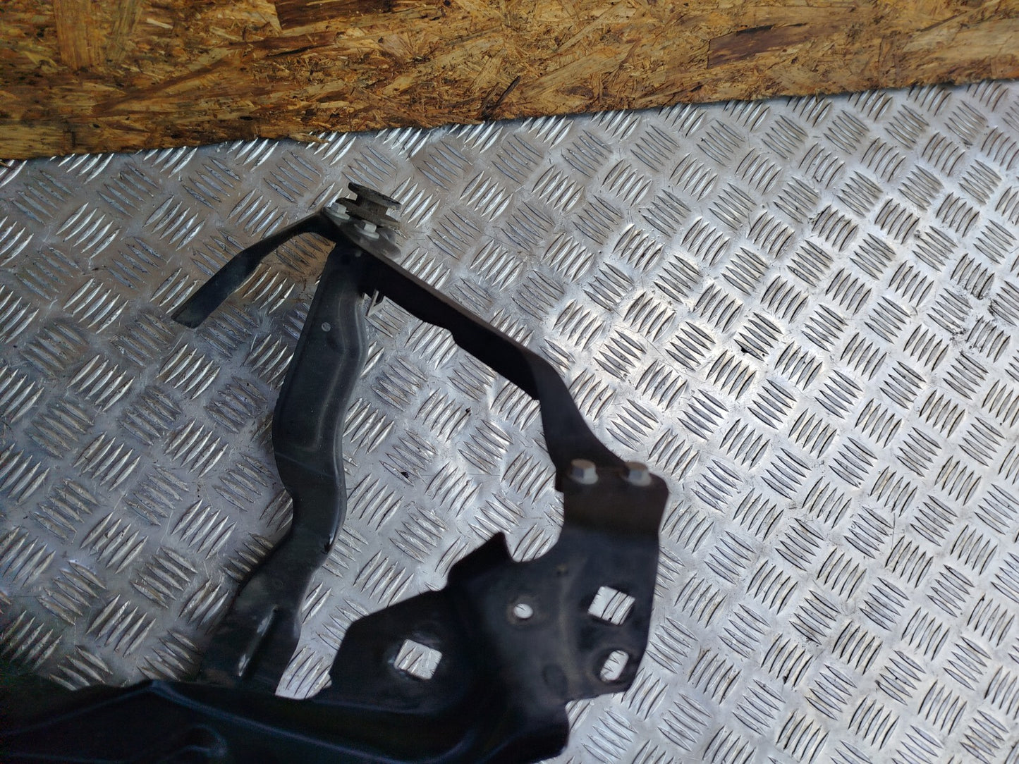 ✅MERCEDES C250 W204 2.1 DIESEL 2011 FRONT RIGHT HEADLIGHT BRACKET A2046201091