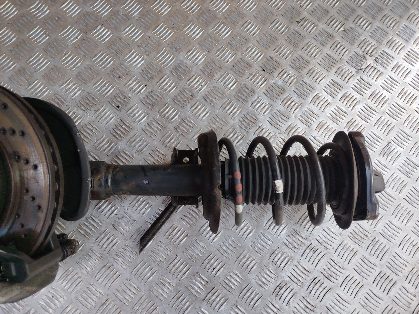 ✅MERCEDES C250 W204 2.1 DIESEL 2011 FRONT LEFT SUSPENSION LEG HUB A2043202866