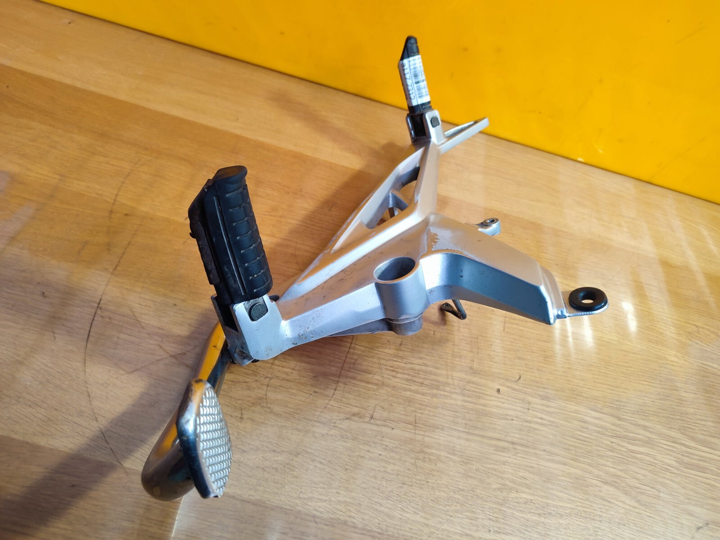 ✅HONDA GLR125 1W PETROL 2019 RIGHT FOOT REST WITH BRACKET & BRAKE PEDAL Warranty