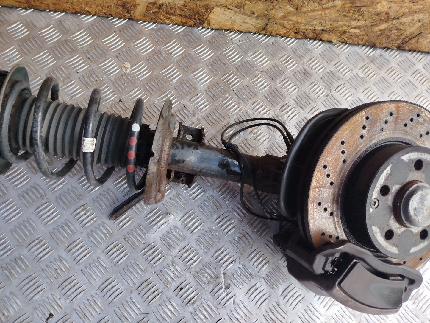 ✅MERCEDES C250 W204 2.1 DIESEL 2011 FRONT RIGHT SUSPENSION LEG HUB A2043202866