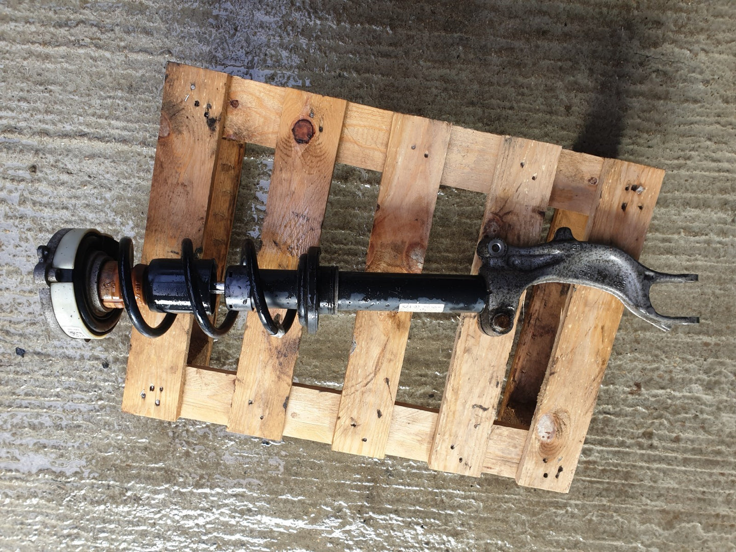 ✅2018 AUDI A4 B9 2.0D FRONT RIGHT SUSPENSION SHOCK ABSORBER 8W0413031BA A060