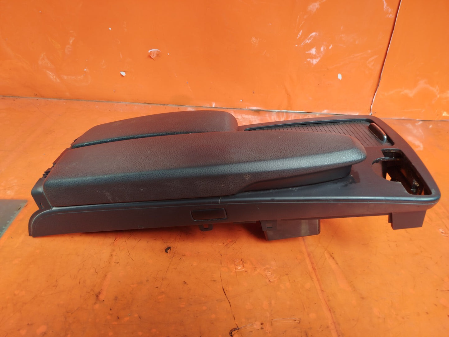 ✅MERCEDES C250 W204 2.1 DIESEL 2011 CENTRE CONSOLE LEATHER ARMREST A2046801339