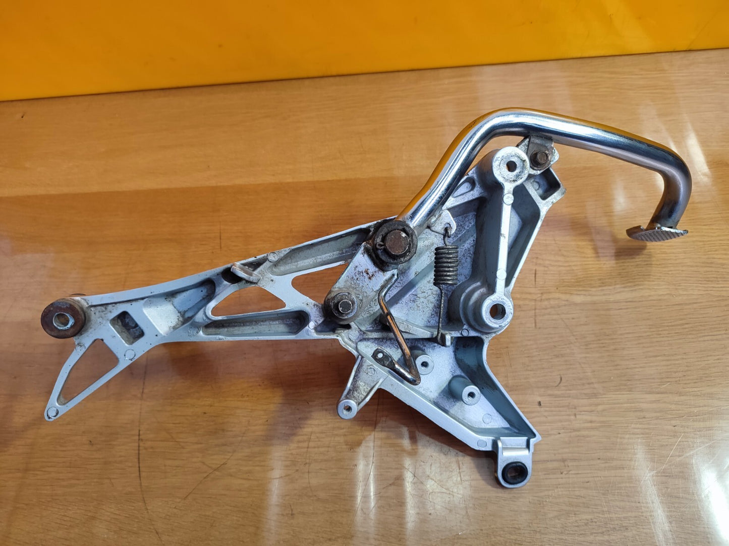✅HONDA GLR125 1W PETROL 2019 RIGHT FOOT REST WITH BRACKET & BRAKE PEDAL Warranty