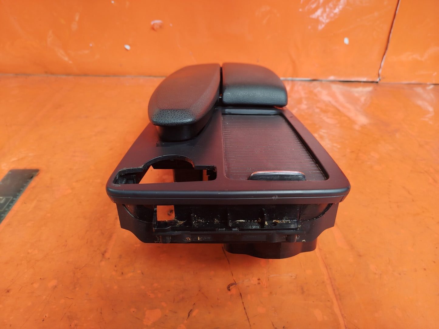 ✅MERCEDES C250 W204 2.1 DIESEL 2011 CENTRE CONSOLE LEATHER ARMREST A2046801339