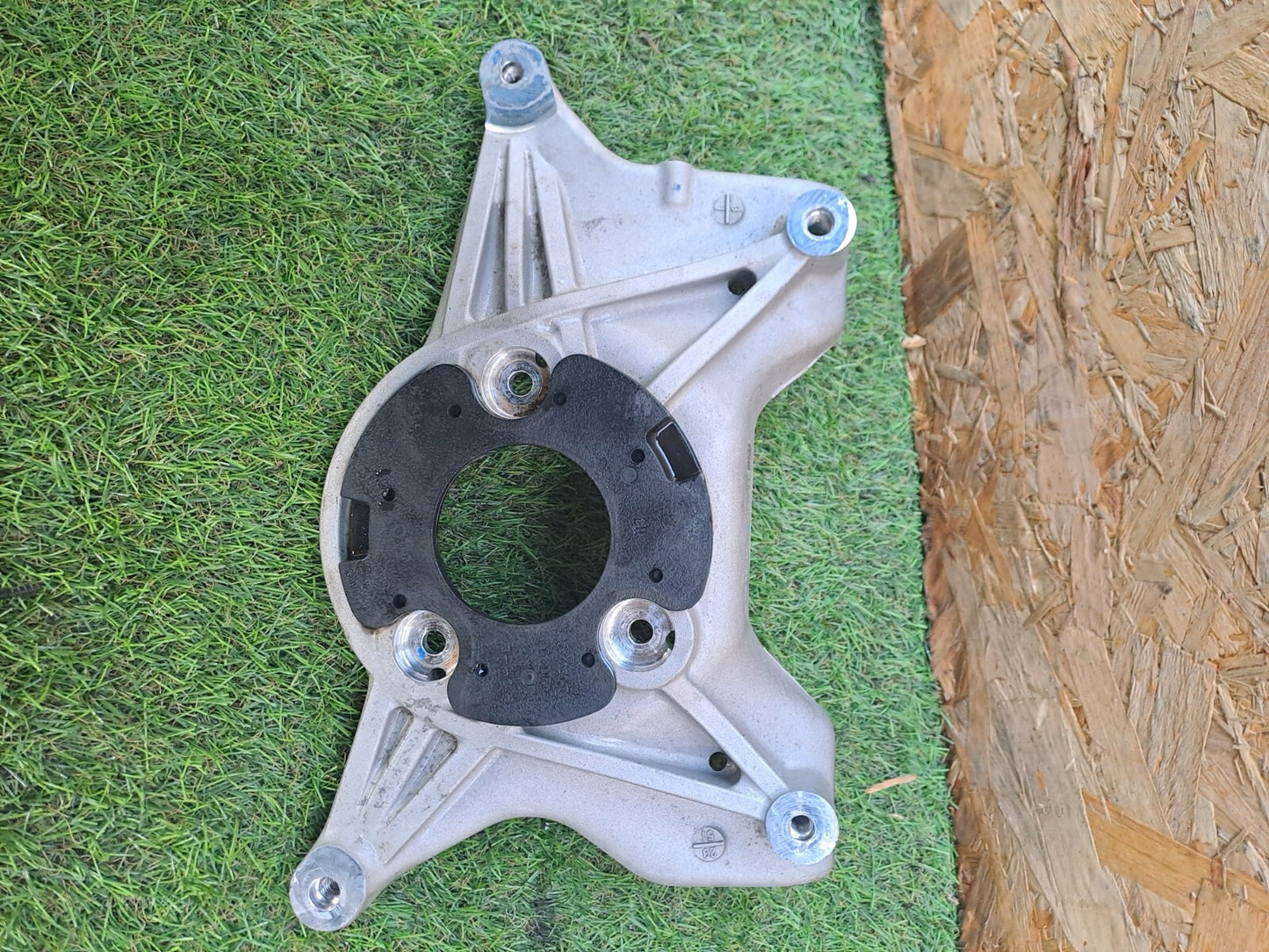 2024 TESLA MODEL 3 LONG FRONT LEFT STRUT UPPER HOLDER 1044032-00-C A207