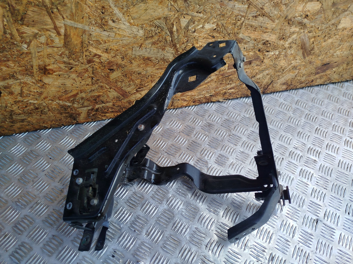✅MERCEDES C250 W204 2.1 DIESEL 2011 FRONT LEFT HEADLIGHT BRACKET A2046200991