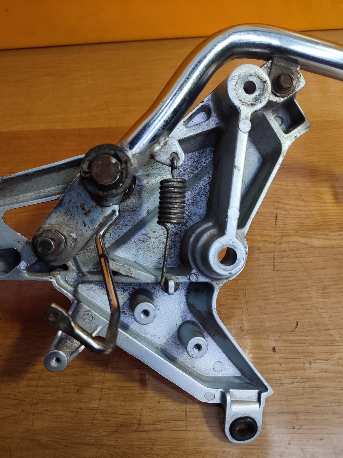 ✅HONDA GLR125 1W PETROL 2019 RIGHT FOOT REST WITH BRACKET & BRAKE PEDAL Warranty