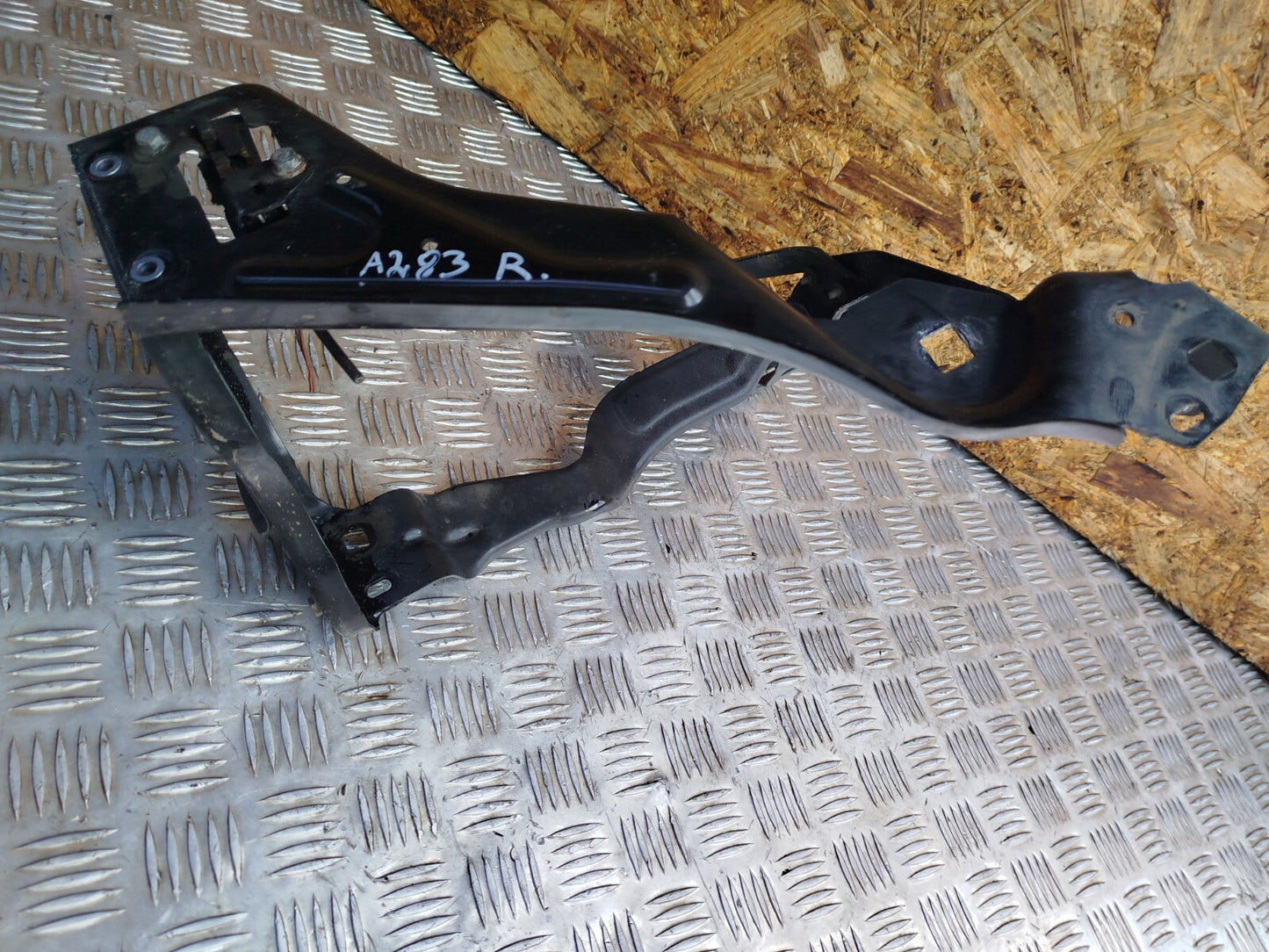 ✅MERCEDES C250 W204 2.1 DIESEL 2011 FRONT RIGHT HEADLIGHT BRACKET A2046201091