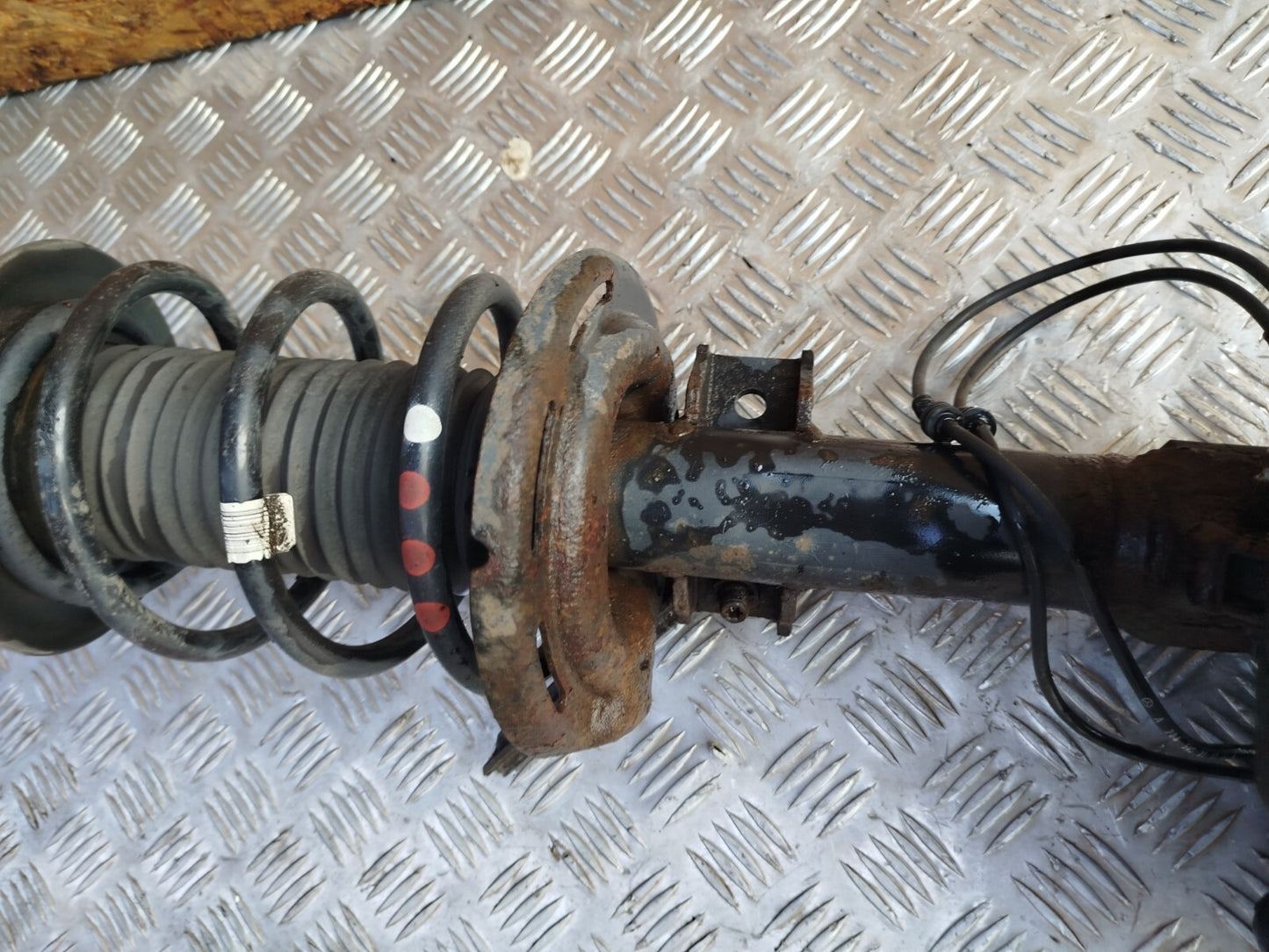 ✅MERCEDES C250 W204 2.1 DIESEL 2011 FRONT RIGHT SUSPENSION LEG HUB A2043202866