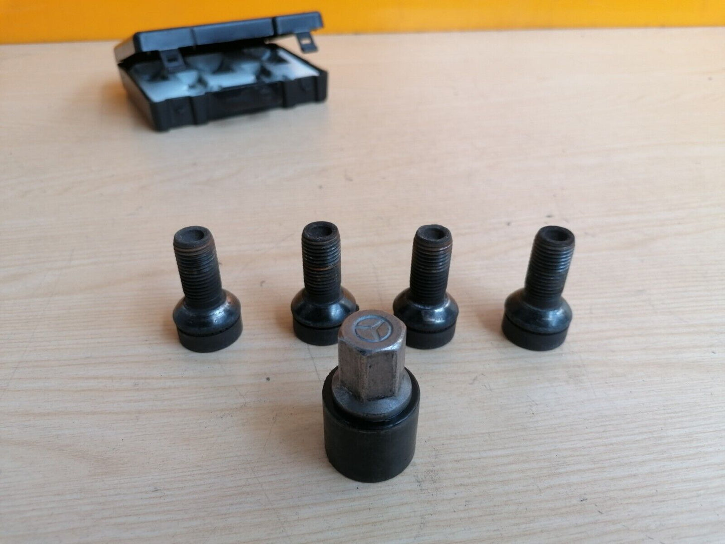 2017 MERCEDES AMG A200D W176 2.1 DIESEL LOCKING WHEEL NUTS WITH KEY A049