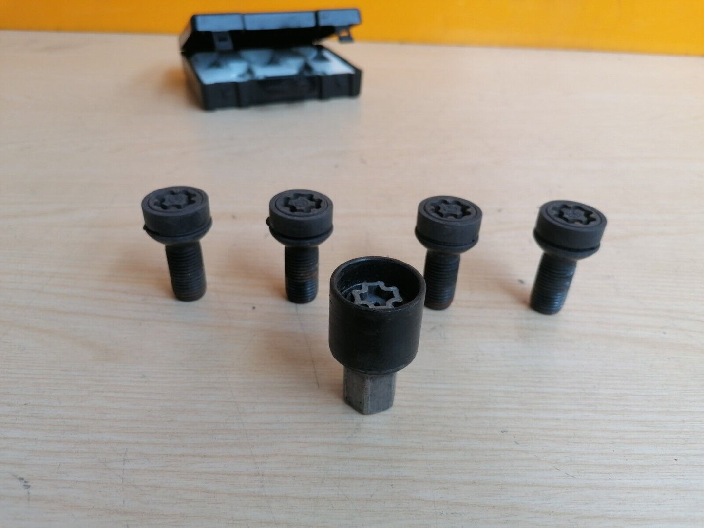 2017 MERCEDES AMG A200D W176 2.1 DIESEL LOCKING WHEEL NUTS WITH KEY A049