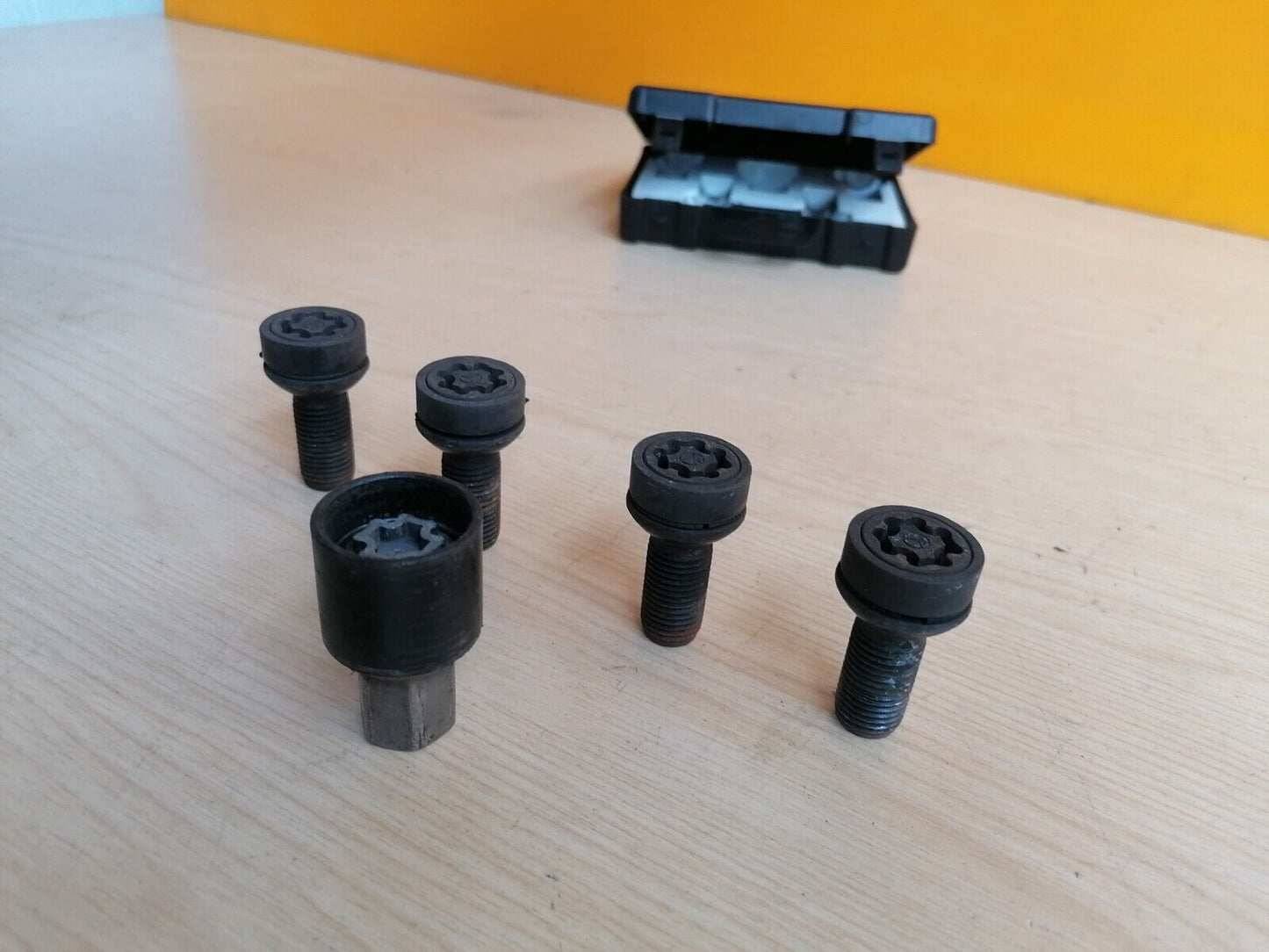 2017 MERCEDES AMG A200D W176 2.1 DIESEL LOCKING WHEEL NUTS WITH KEY A049