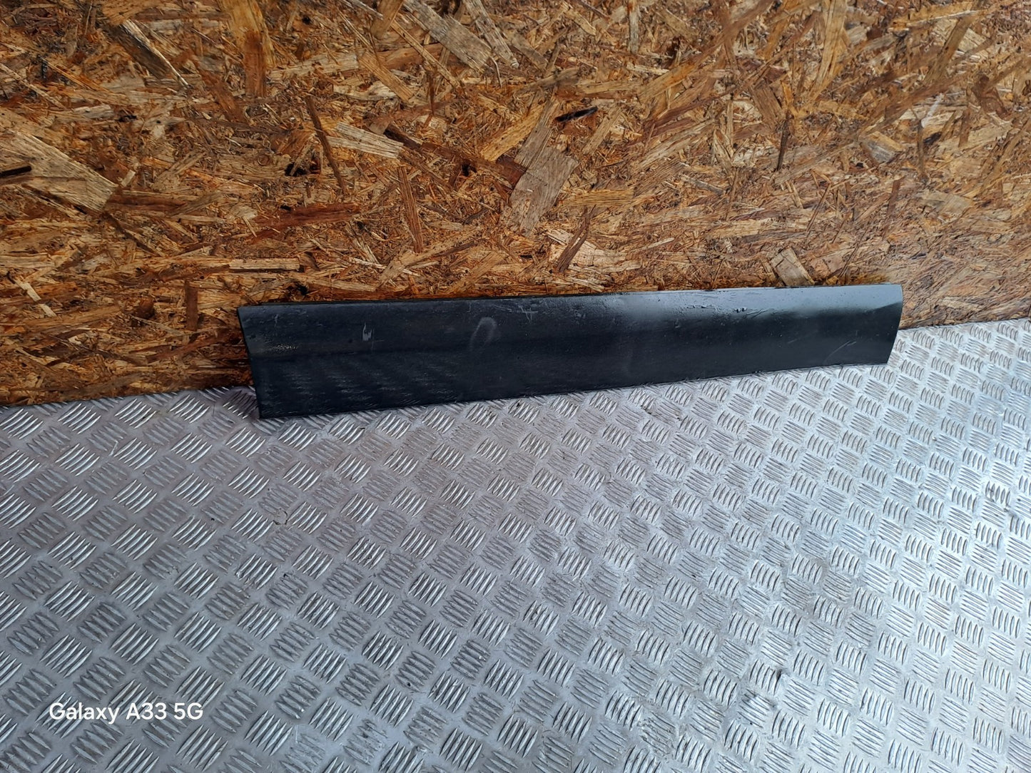 ✅Land Rover Discovery Sport Se Tech Td4 2.0 D 2016 FRONT LEFT DOOR MOULDING A111 - Image 2