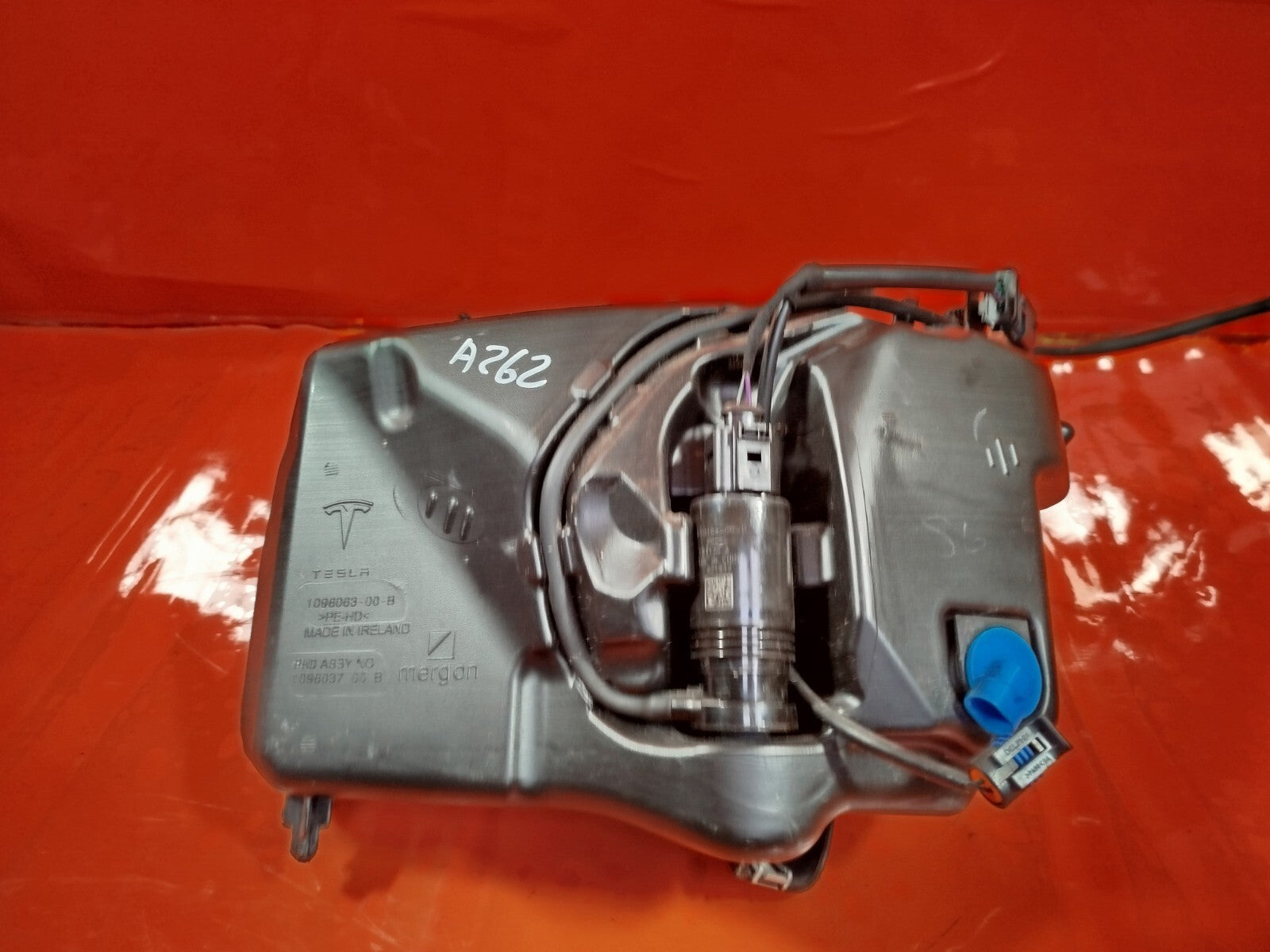 ✅2020 TESLA MODEL 3 WINDSCREEN WASHER BOTTLE TANK 1096063-00-B + WARRANTY A262 - Image 1