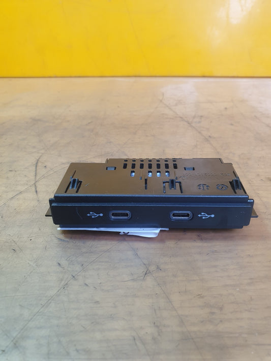 ✅VW GOLF MK8 1.5 PETROL 2022 DOUBLE USB PORT SOCKET 5NA035736 Warranty A191 - Image 1