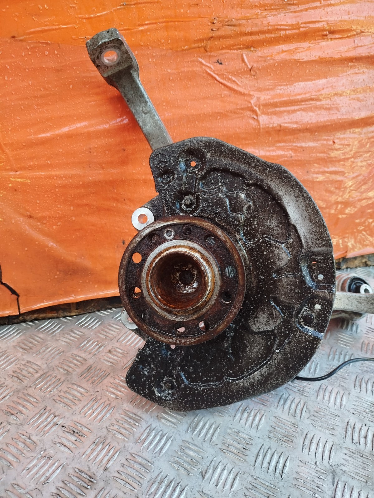 Mercedes W205 C200 AMG 2.0 Petrol 2015 Front Right Wheel Hub 2052200 A061 - Image 2