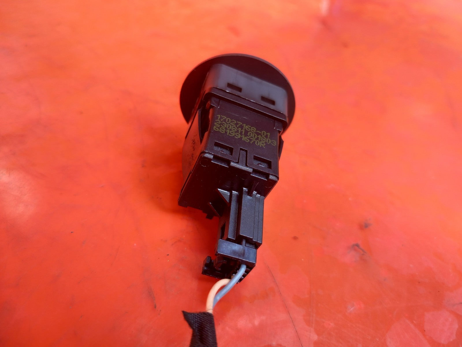 Renault Captur 1.6 Petrol 2023 Passenger ArBag On Off Control Switch 681991670R  - Image 11