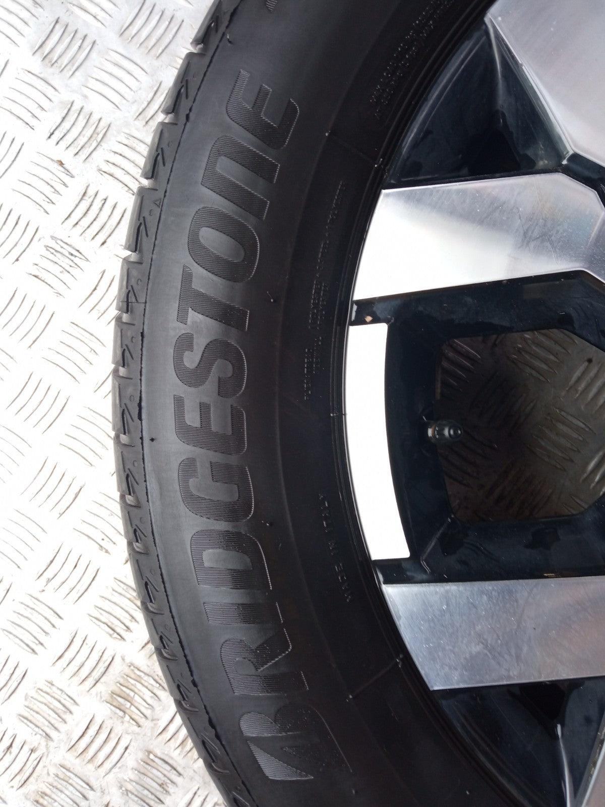 ✅Dacia Duster Journey 1.3 Petrol 2024 Alloy Wheel & Tyre 215/60 R17 403005180R - Image 3
