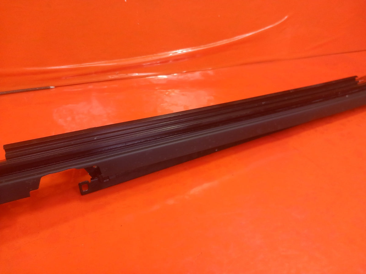 2025 Land Rover Defender L663 Panoramic Roof Rail 883835712RH Warranty A396 - Image 3