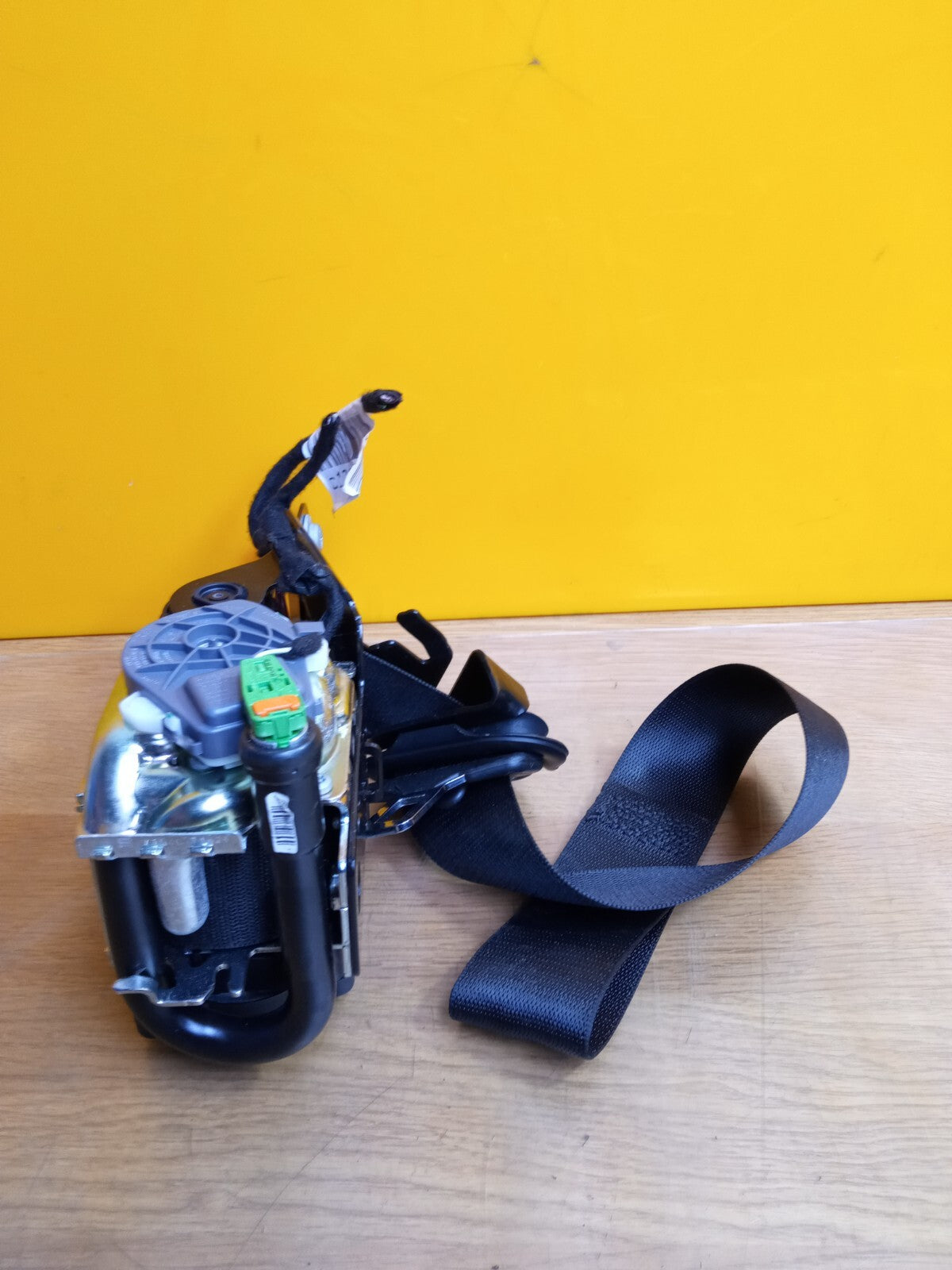 ✅2013 Mercedes C Class W204 AMG Sport Seat Belt Front Left A2048680022 A126 - Image 6