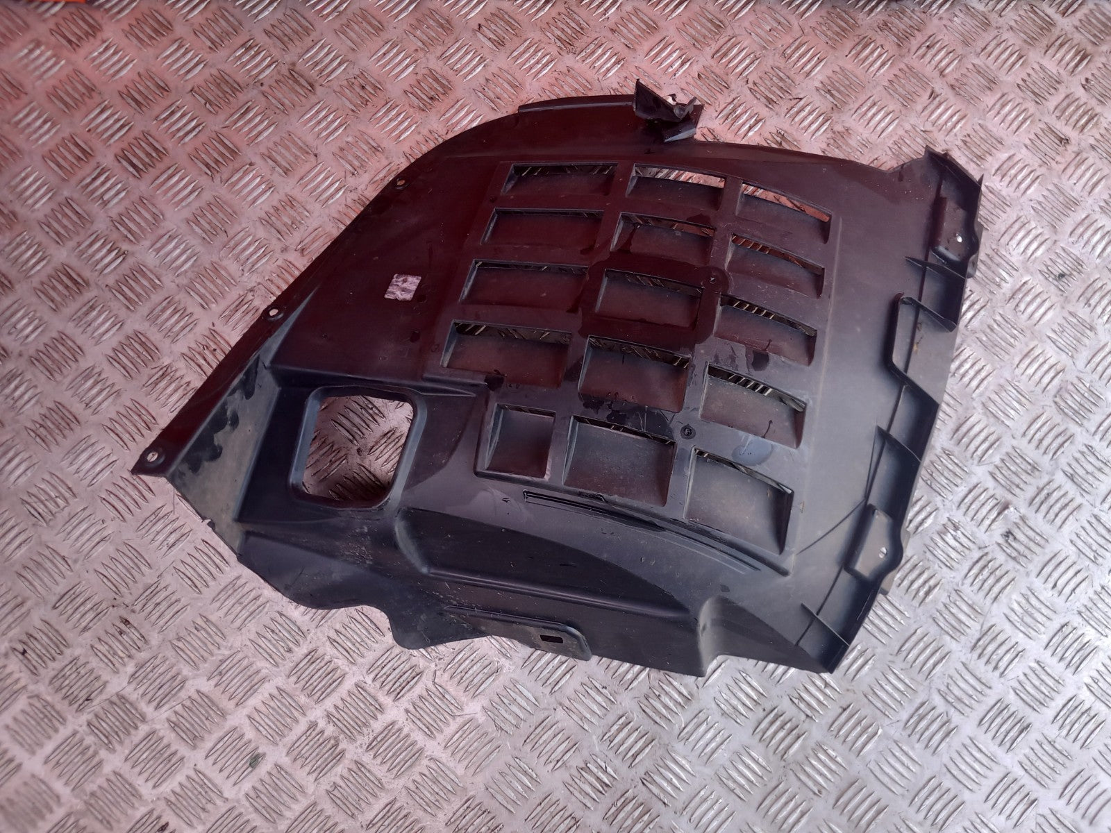 Land Rover Defender L663 3.0 Diesel 2025 Front Right Splash Guard L8B216A573AD - Image 2