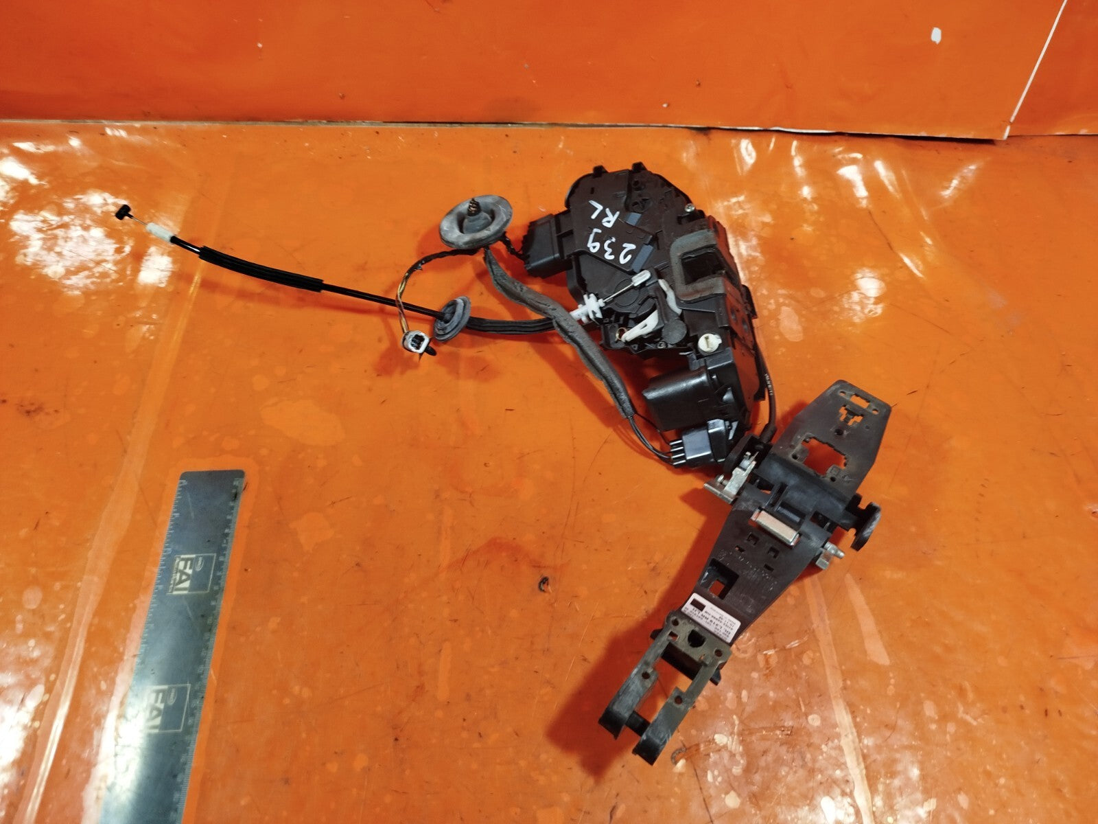 ✅LAND ROVER DISCOVERY 4 L319 3.0 DIESEL 2011 REAR LEFT DOOR LOCK 8X2A26413AC - Image 1