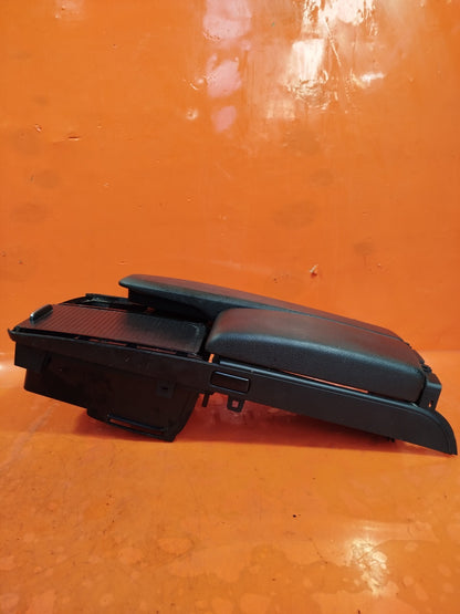 ✅MERCEDES W204 C220 AMG SPORT 2.1 DIESEL 2012 CENTRE CONSOLE LEATHER ARMREST - Image 11