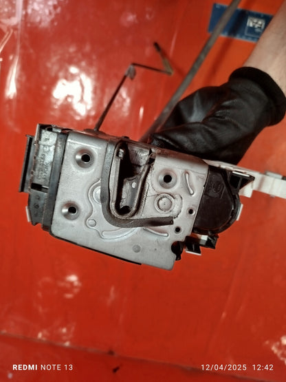 ✅2015 VW CRAFTER 2E 2.0D FRONT LEFT DOOR LOCK CATCH A9067201435 + WARRANTY A278 - Image 10