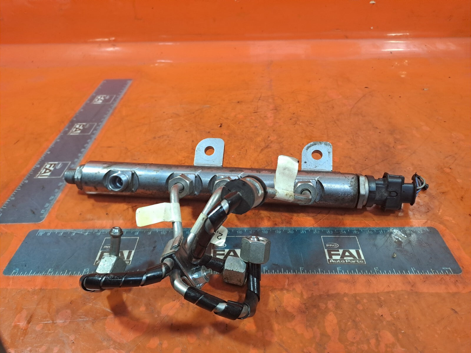 ✅2011 LAND ROVER DISCOVERY 4 L319 3.0D FUEL INJECTOR RAIL 9X2Q-9D280-FA A239 - Image 1