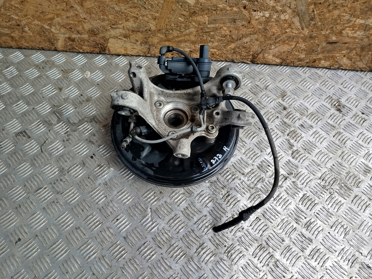 ✅CUPRA BORN V2 Ev 2023 REAR RIGHT WHEEL HUB SPINDLE WITH CONTROL ARMS Warranty - Image 1