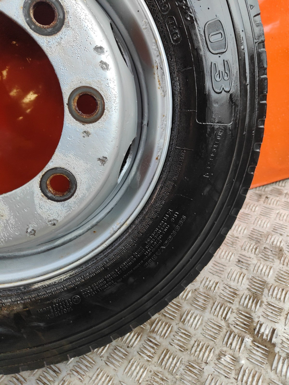 ✅2003 VOLVO FL 5.5D FRONT ALLOY WHEEL WITH TYRE 265/70 R19.5 + WARRANTY A324 - Image 4