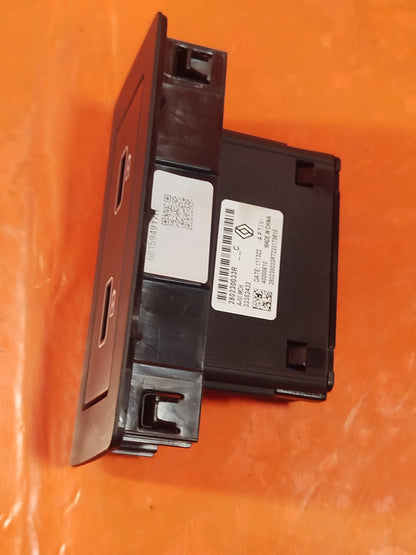 ✅2024 DACIA DUSTER JOURNEY USB AND CHARGING PORT 280230033R + WARRANTY A364 - Image 3
