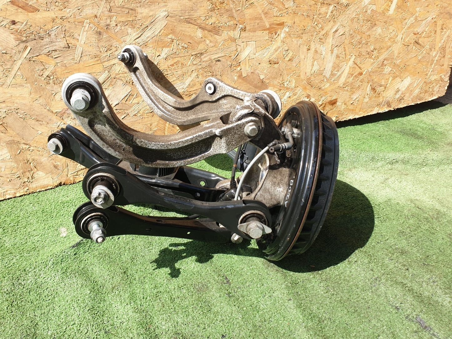 CUPRA BORN V2 Ev 2023 REAR LEFT WHEEL HUB SPINDLE WITH CONTROL ARMS 1EA505435M - Image 2