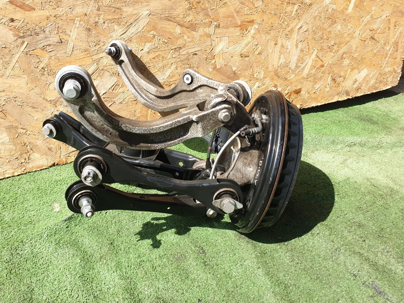 CUPRA BORN V2 Ev 2023 REAR LEFT WHEEL HUB SPINDLE WITH CONTROL ARMS 1EA505435M - Image 2