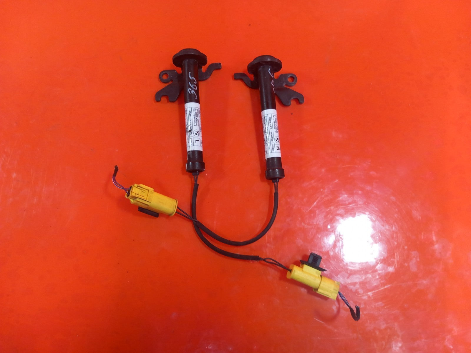 BMW F40 116D 1.5 Diesel 2021 Bonnet Hinge Actuators Pair 0589-P1-000095 A365 - Image 2