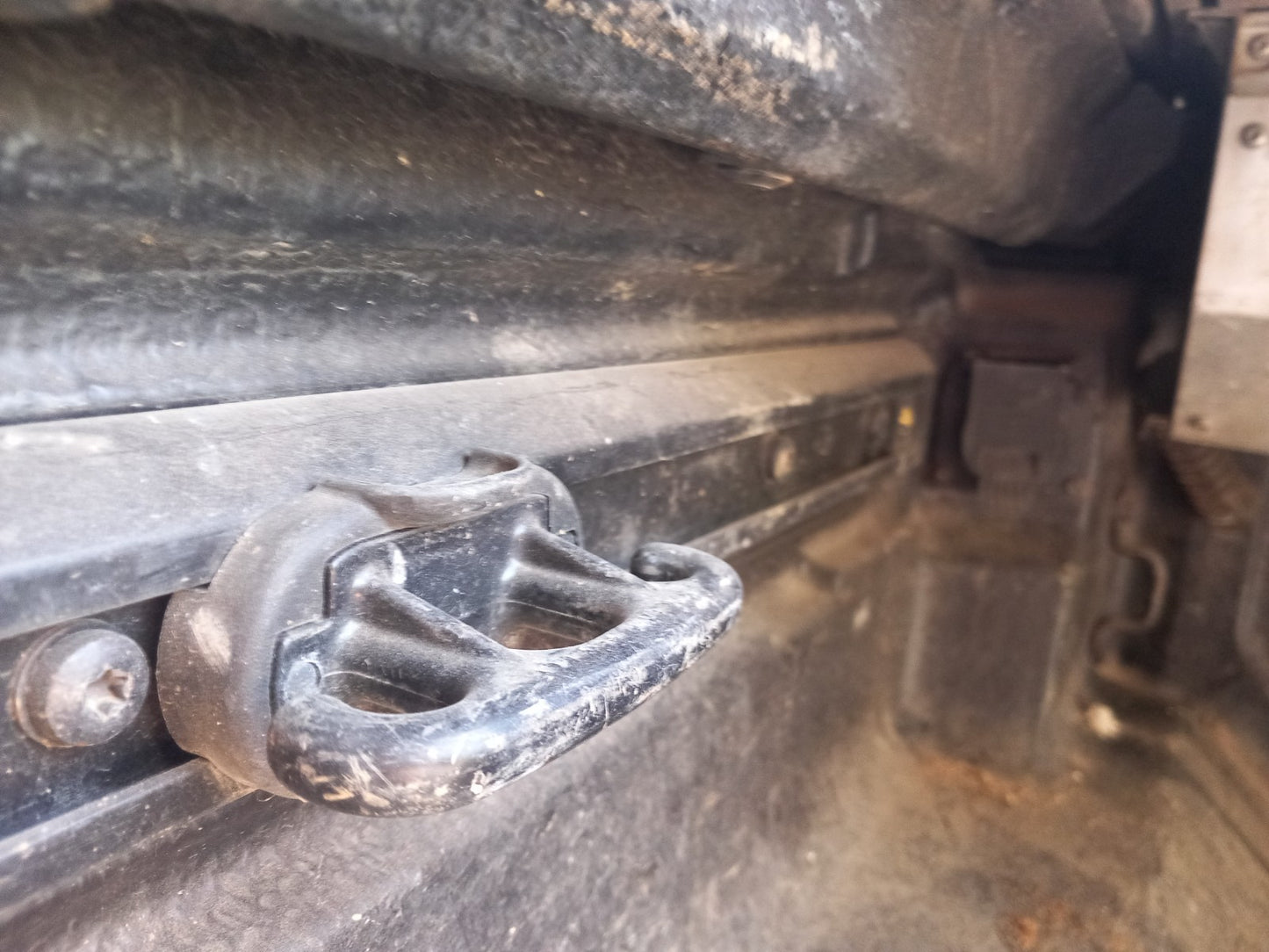 2017 Ford Ranger Wildtrak Rear Boot Lid Trunk Tie Down Rail Left Warranty A401 - Image 4