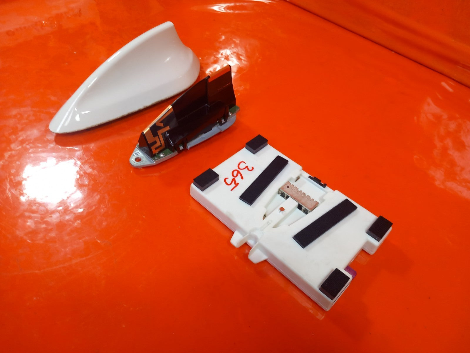 BMW F40 116D 1.5 Diesel 2021 Antenna Aerial Roof and Telematics ECU 6826326 A365 - Image 4
