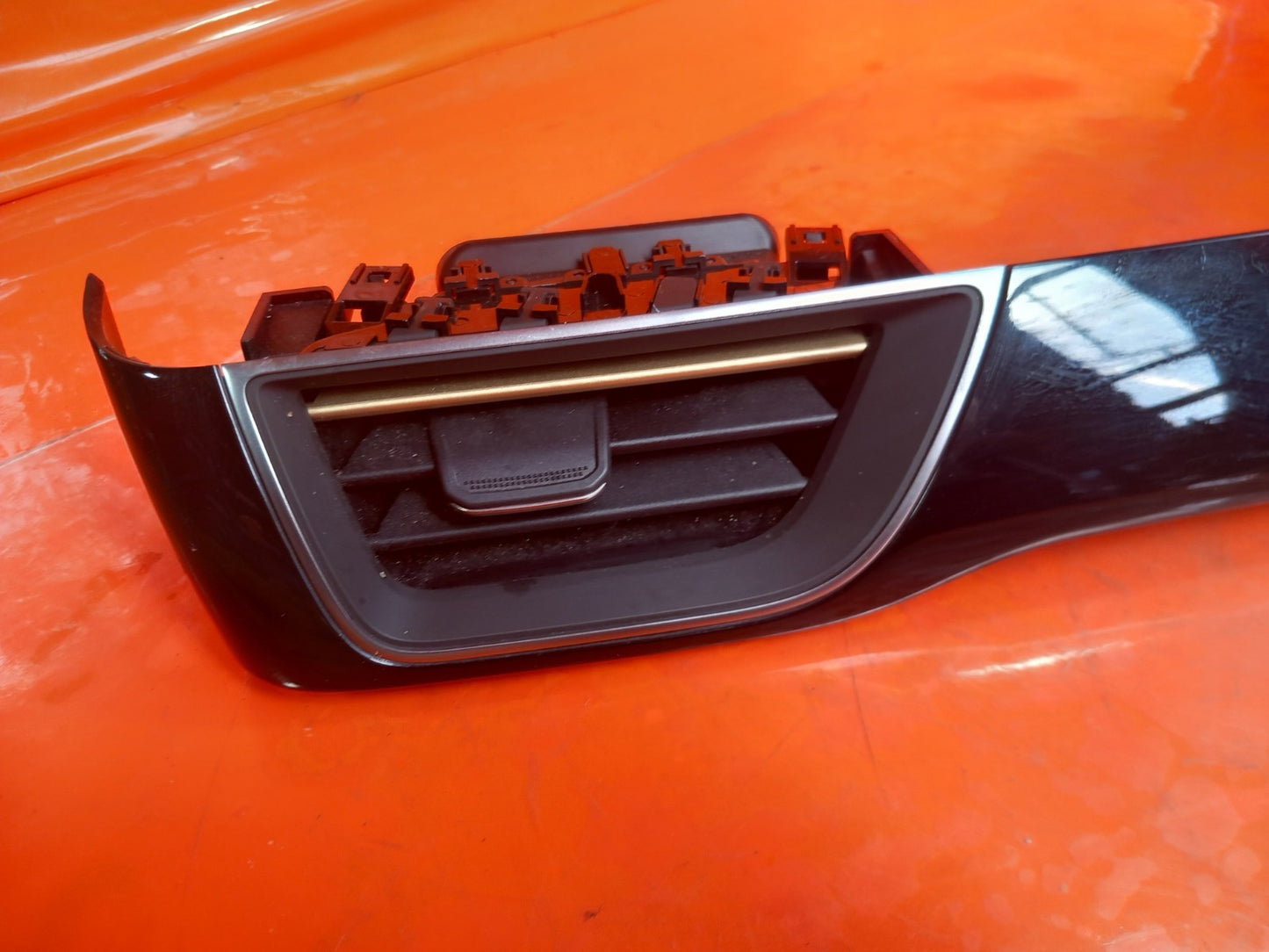 Renault Captur 1.6 Petrol 2023 Front Center Dashboard Air Vent 687618406R A392 - Image 3