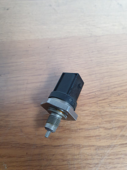 MERCEDES CLS 450 AMG 3.0 PETROL 2019 FUEL RAIL PRESSURE SENSOR A2569050200 A006 - Image 1