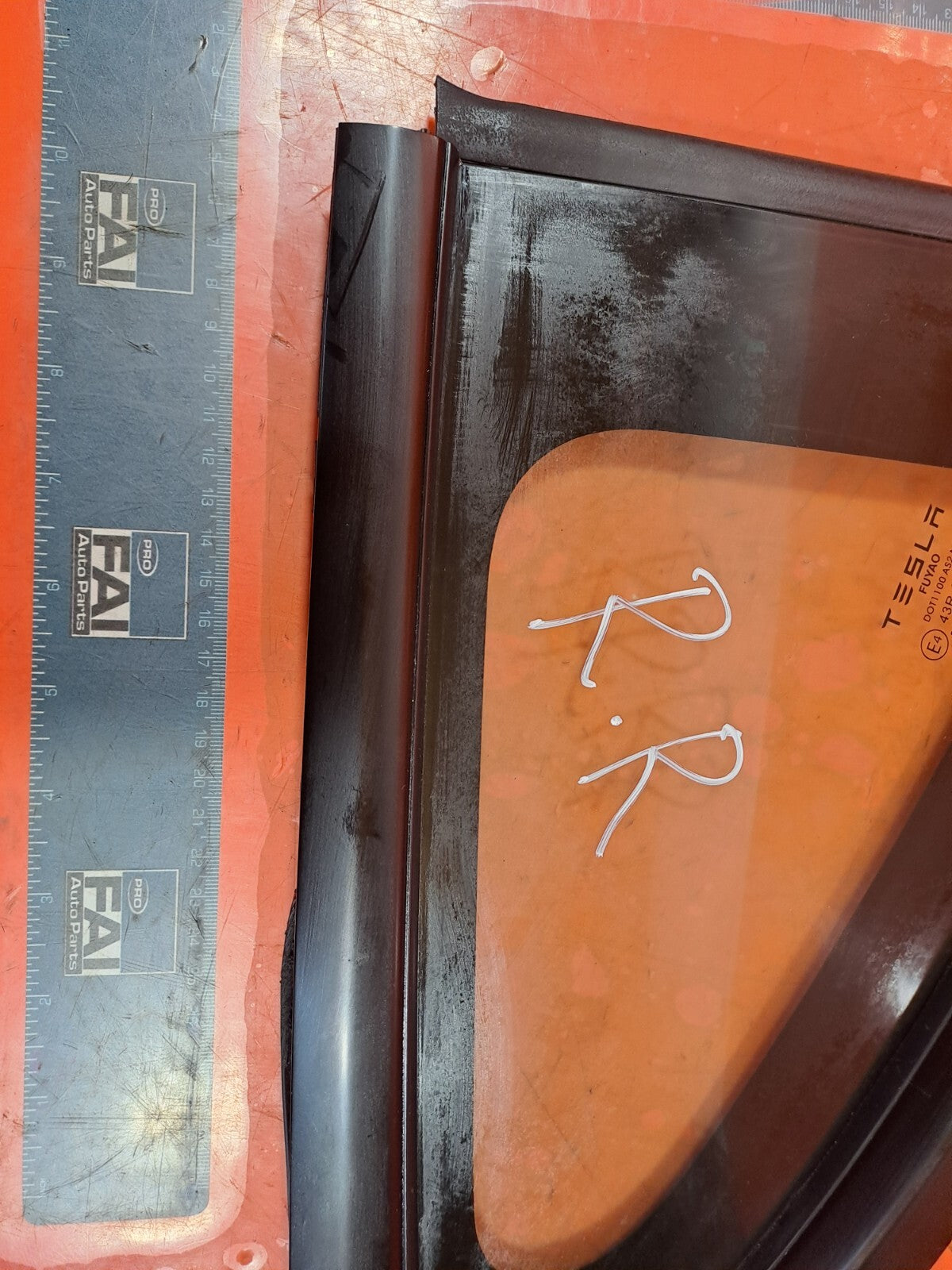 TESLA MODEL 3 LONG 2024 REAR RIGHT QUARTER WINDOW GLASS 43R-011570 1910990-00-C - Image 2