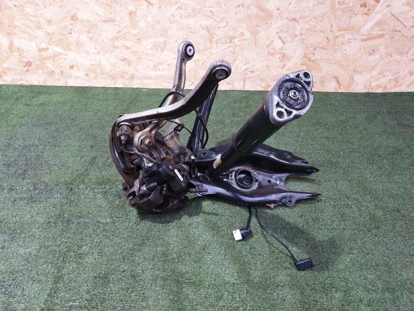 ✅2016 MERCEDES C CLASS W205 2.0P REAR LEFT SUSPENSION LEG HUB A2053521900 A123 - Image 4